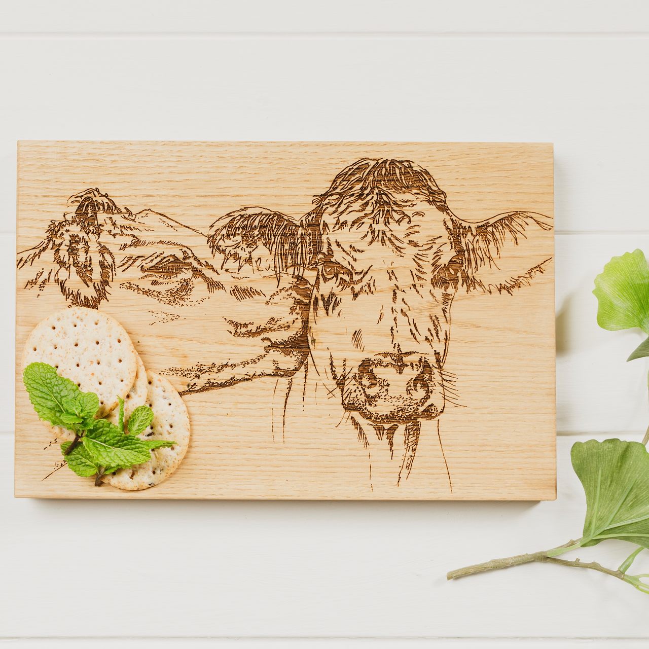 Scottish Made:  Servierbrett aus Eiche mit Motiv Kissing Cows