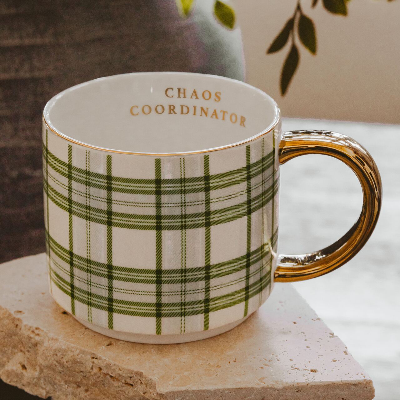Weiße Fine Bone China Tasse mit klassischem Karomuster (Hellblau - Grün) | mit goldfarbenem Schriftzug "Chaos Coordinator am inneren Rand und Echtgold-Akzenten an Rand und Dekor.