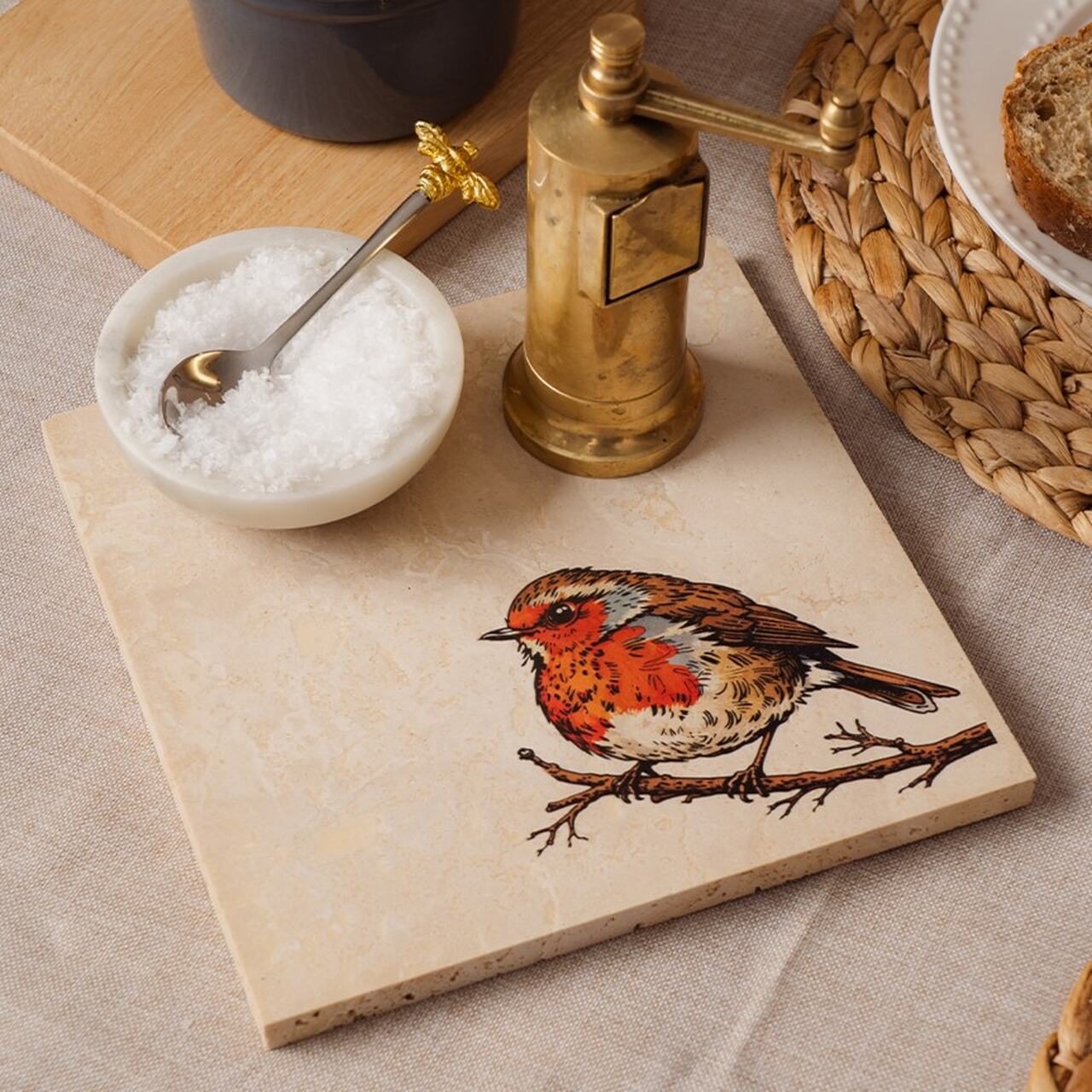 Heller Stein-Topfuntersetzer mit Rotkelchen-Motiv | Weihnachtliches Accessoire für Küche und Tisch | von Selbra House, aus Schottland