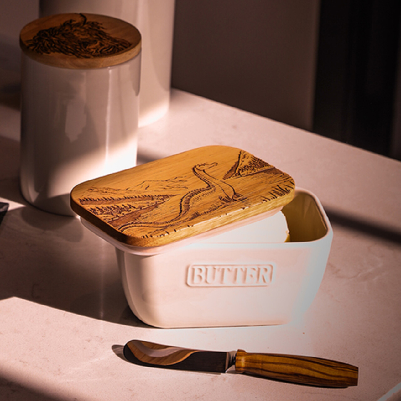 Weiße Keramik-Butterdose mit Deckel aus Eichenholz | Motiv Nessie
