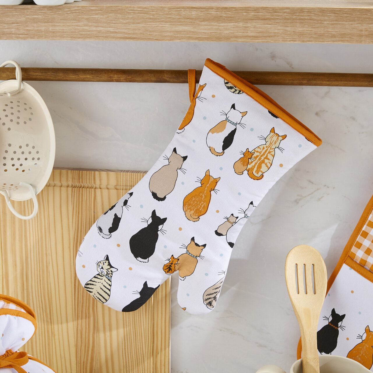 Ofenhandschuh Wartende Katzen | weiß, mit mehrfarbigen Punkten im Hintergrund