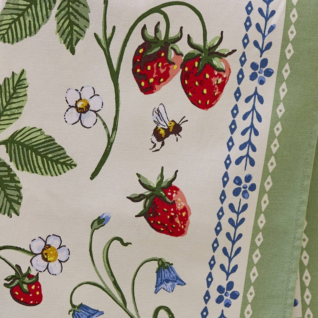 Das Muster in Groß: Detailreiche Aquarell-Illustrationen - Erdbeeren und Vergissmeinnicht mit der blau-weißen Randbordüre