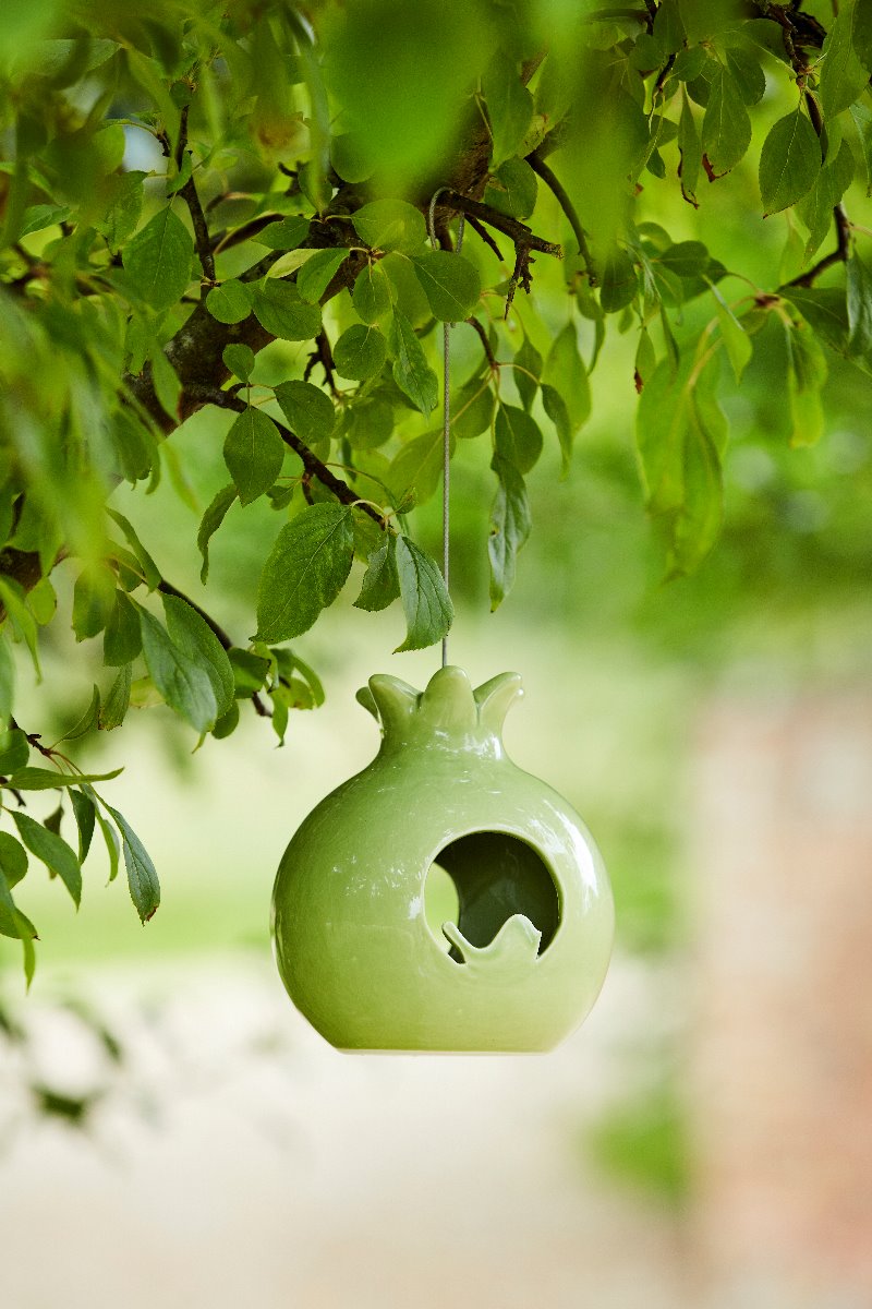 Design Sophie Conran: Vogelfutter Körnerspender aus Keramik in Form eines Granatapfels