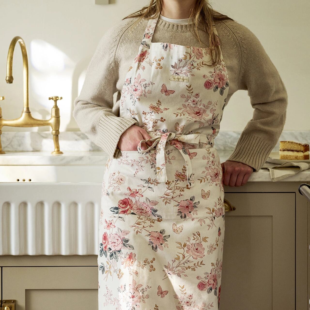 Baumwollschürze Vintage Rose mit großer aufgesetzter Fronttasche, vorne gebunden | Design: Zarte Rosatöne auf hellem Grund