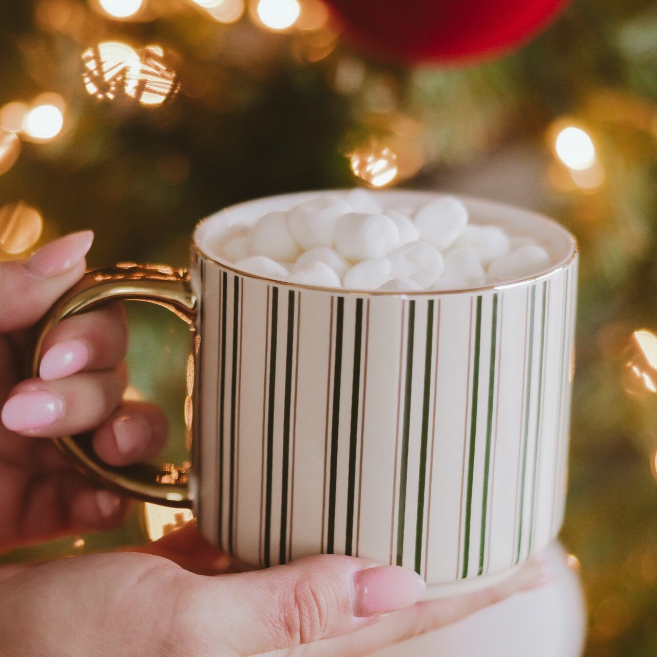 Dekorative Weihnachtstasse aus feinstem Bone China Porzellan | in großzügiger, amerikanischer Größe | mit goldfarbenem Henkel, Echtgold-Akzenten am Rand und festlichen grün-weißen Streifen (Zuckerstangen-Design).