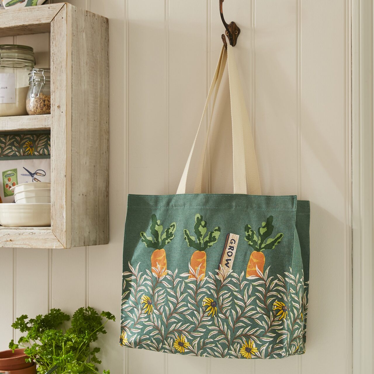 Für Gartenbegeisterte: Schultertasche aus Canvas-Baumwolle von Ulster Weavers - dunkelgrün - mit Zeichnungen von Rudbeckien und drei prominenten Karotten