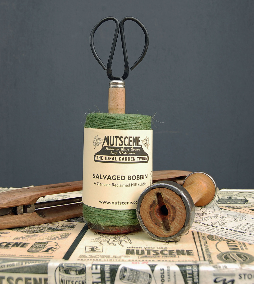 Bobbin mit kleiner Schere, grün