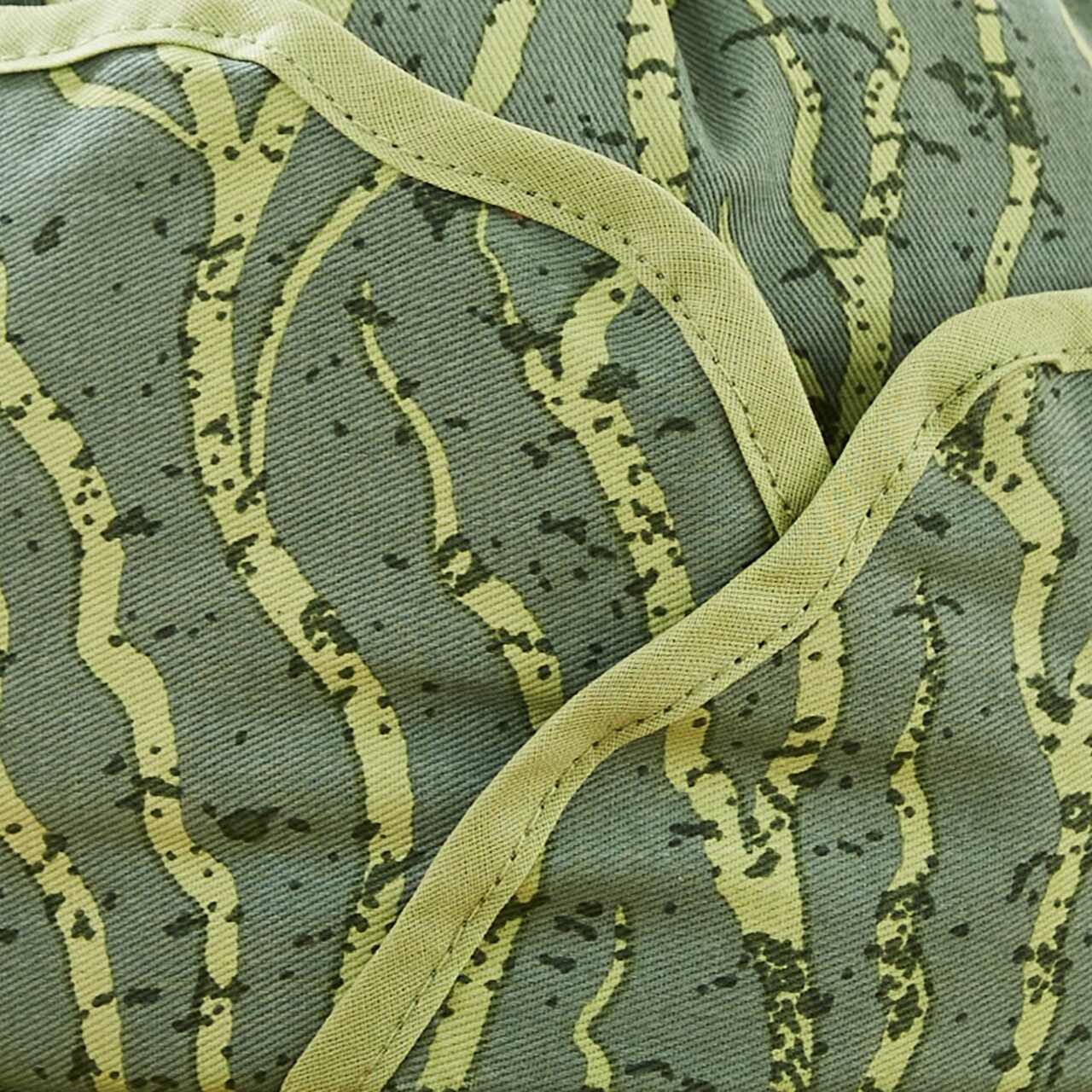 Detailansicht der grünen Paspelierung des Ulster Weavers Baumwoll-Teewärmers