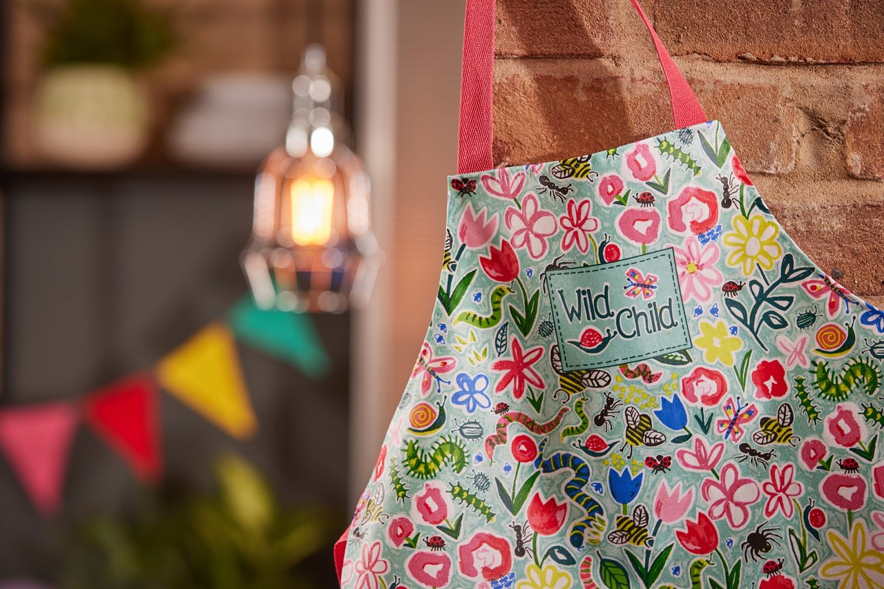 Kinderschürze mit Wachstuchüberzug | Motiv: Im Garten