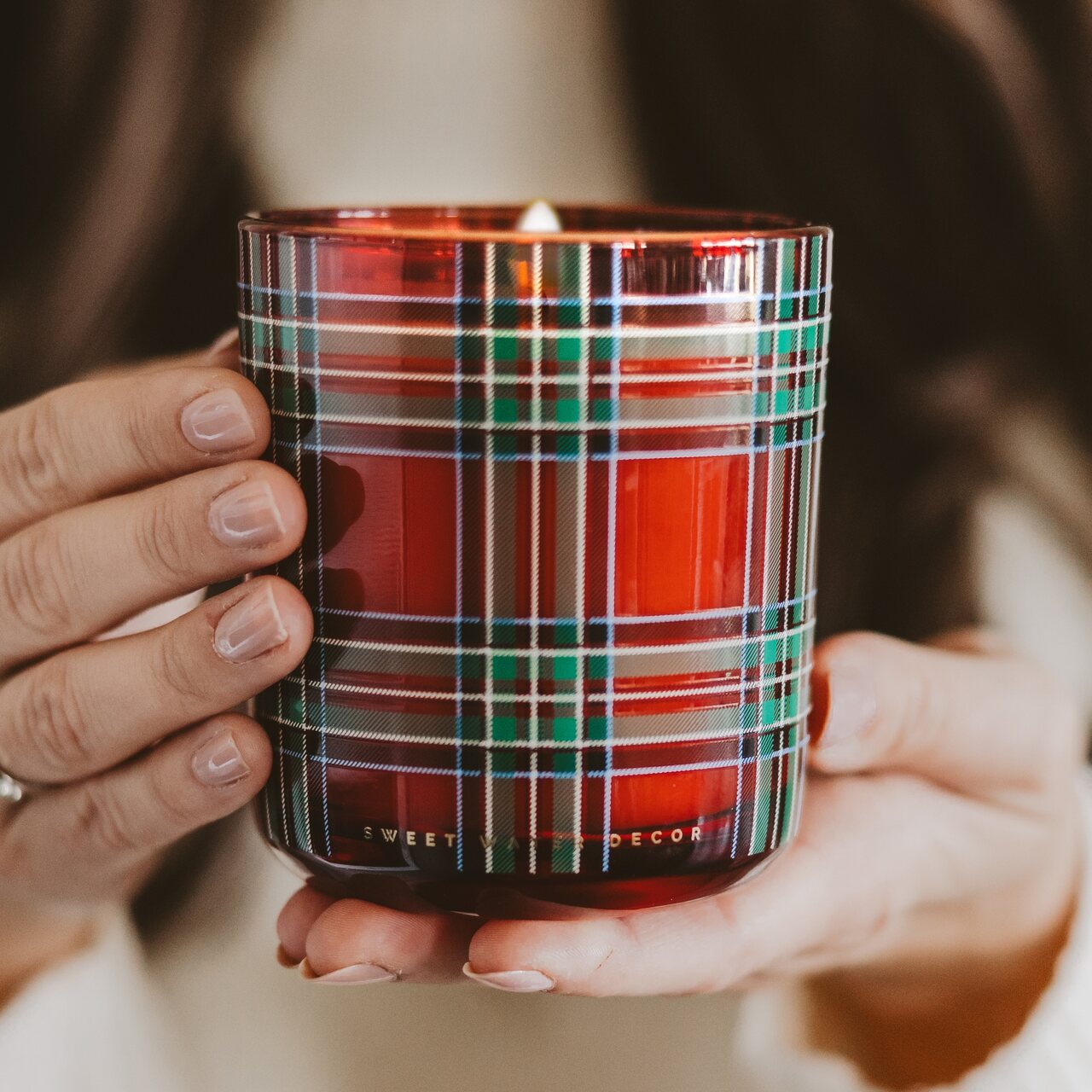 Weihnachtliche Duftkerze "Warm and Cozy" | von Hand gegossen in ein rot getöntes Glas mit festlichem Karomotiv
