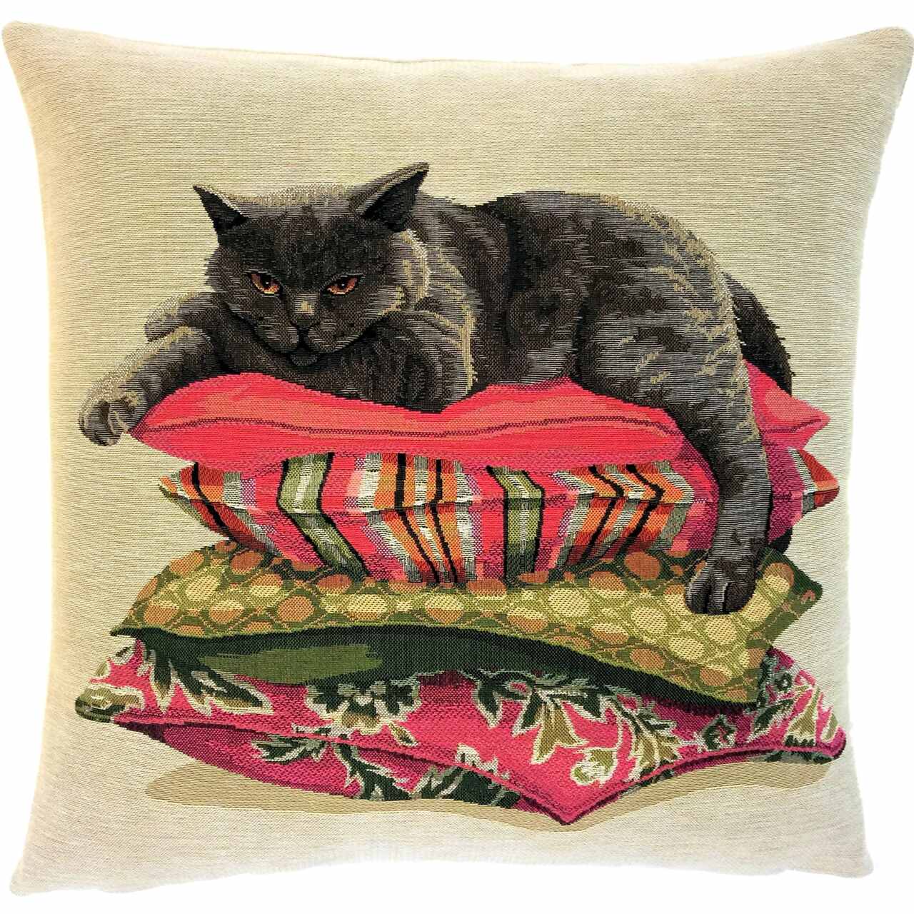 Jacquard-Kissenhülle | Schwarze Kurzhaarkatze auf einem bunten Kissenberg