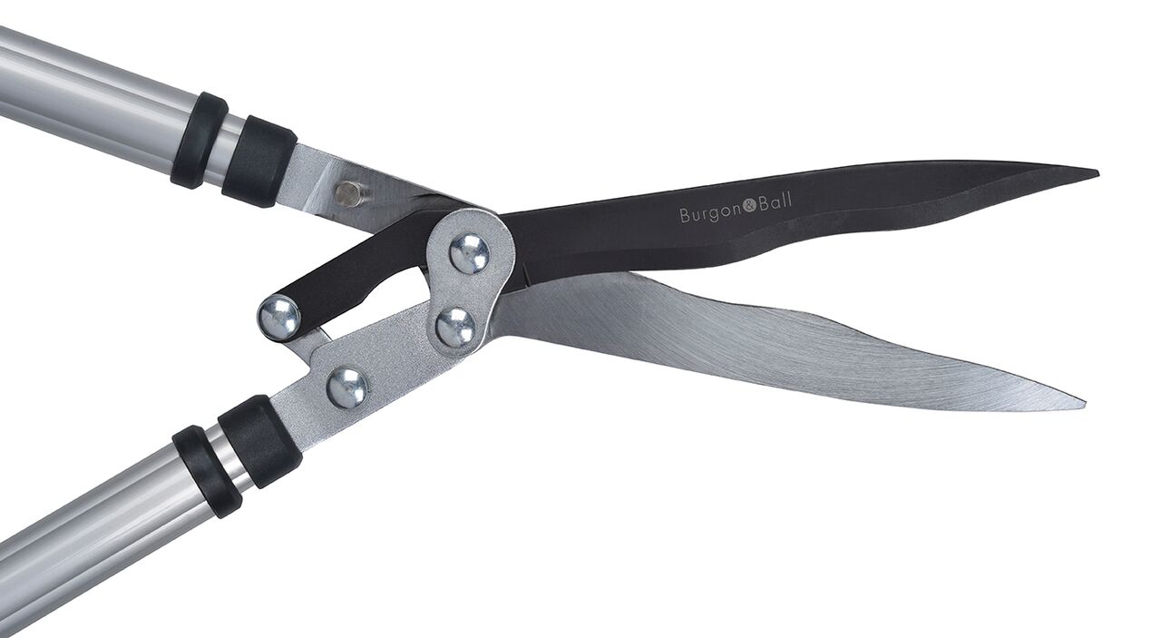 Wellenschliff-Heckenschere mit geöffneter Klinge