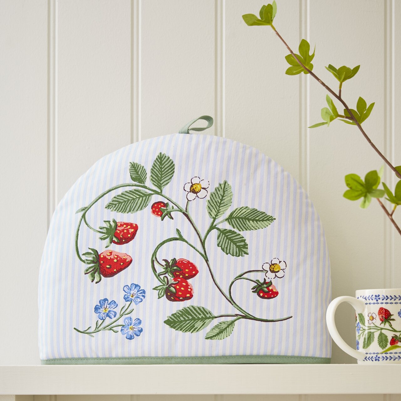 Teehaube von Ulster Weavers mit liebevoll gestaltetem Aquarell-Motiv von Erdbeeren und Vergissmeinnicht-Blüten