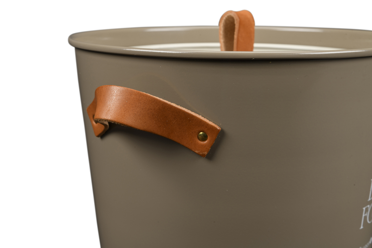 Die Lederschlaufen der Vogelfutterdose