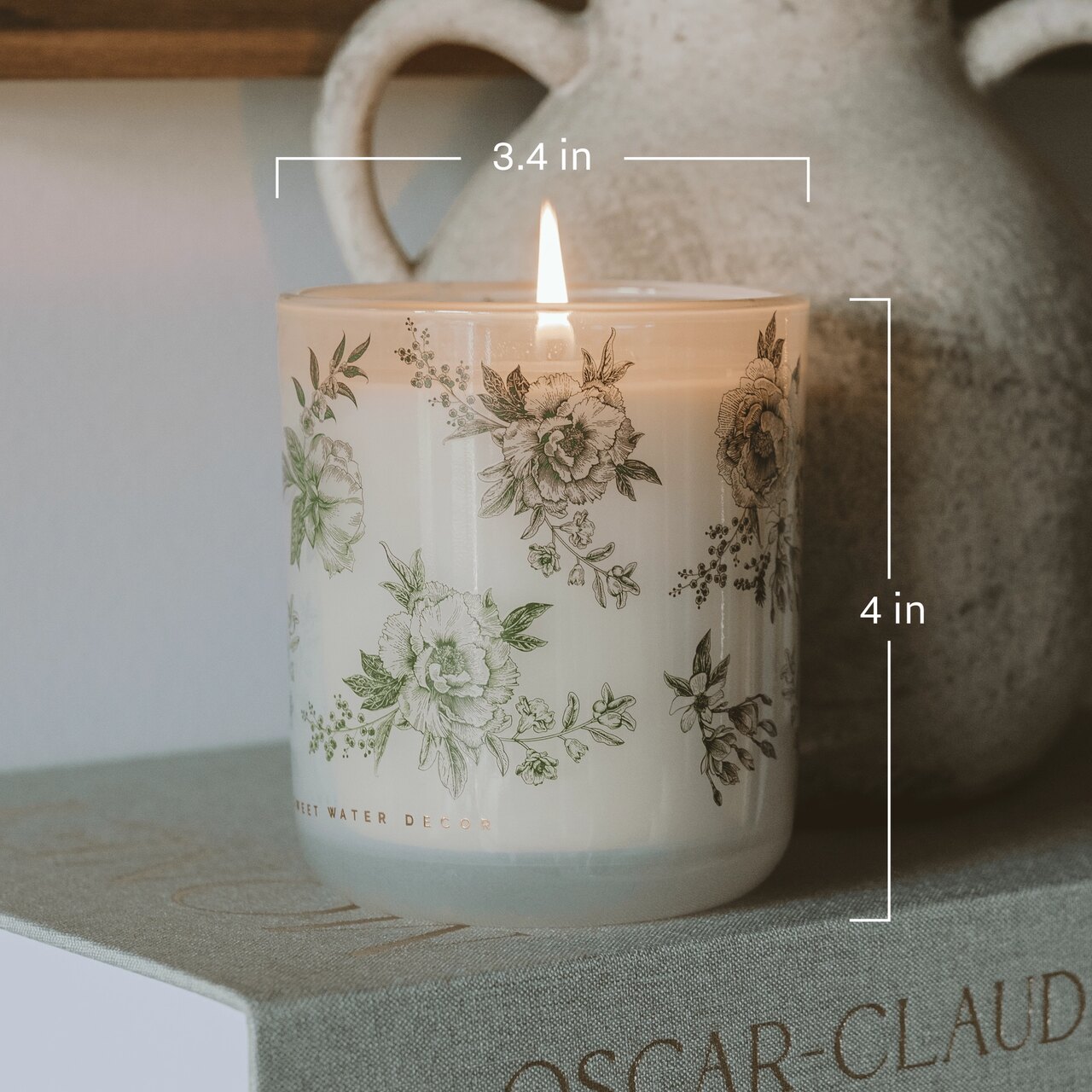 Sojawachs-Duftkerze "Delfter Grün" | in transparentem Glas mit grünem, floralem Muster | Duft: Lavendel & Salbei | Die Maße des Glases/der Duftkerze: Höhe 4 in / 10,2 cm | Breite 3,4 in / 8,6 cm
