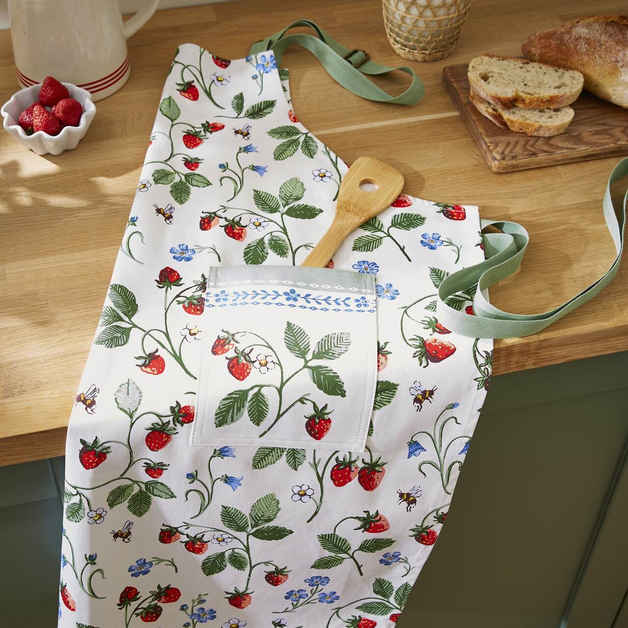 Charmant, nostalgisch und erfrischend modern | Küchenschürze 'Erdbeerbeet' | aus 100% Baumwolle | von Ulster Weavers, England.