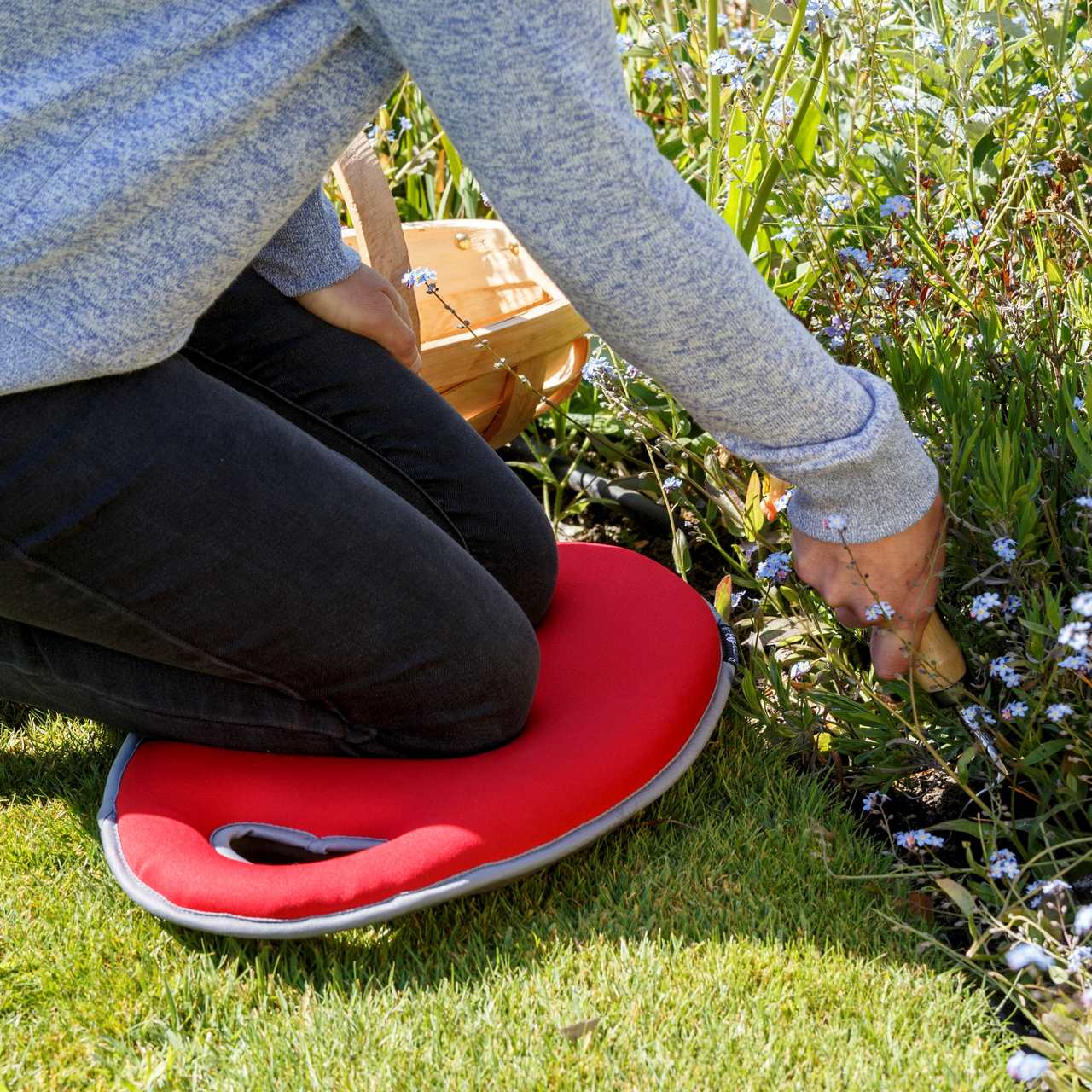 Rotes Kniekissen von Burgon & ball