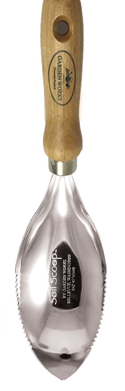 Gezahnte Handschaufel mit glänzendem Edelstahl-Blatt und Holzgriff