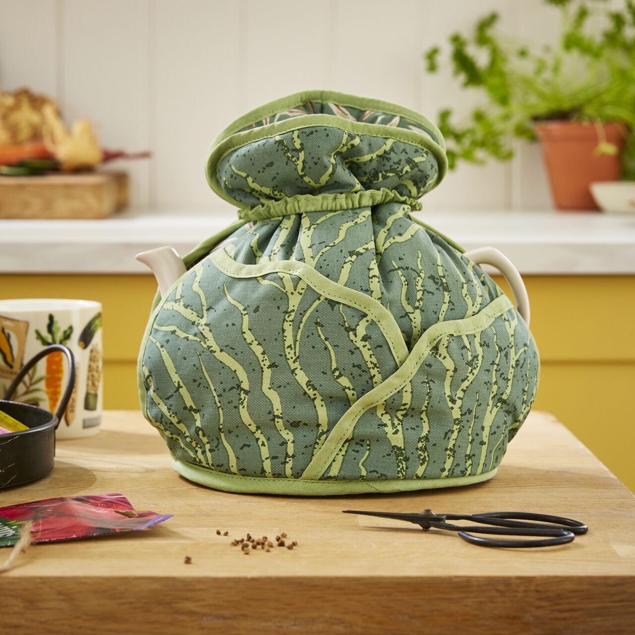 Der grüne Tee-Muff - Teekannenwärmer umschließt die Teekanne, wobei Griff und Ausguss frei bleiben | von Ulster Weavers, England