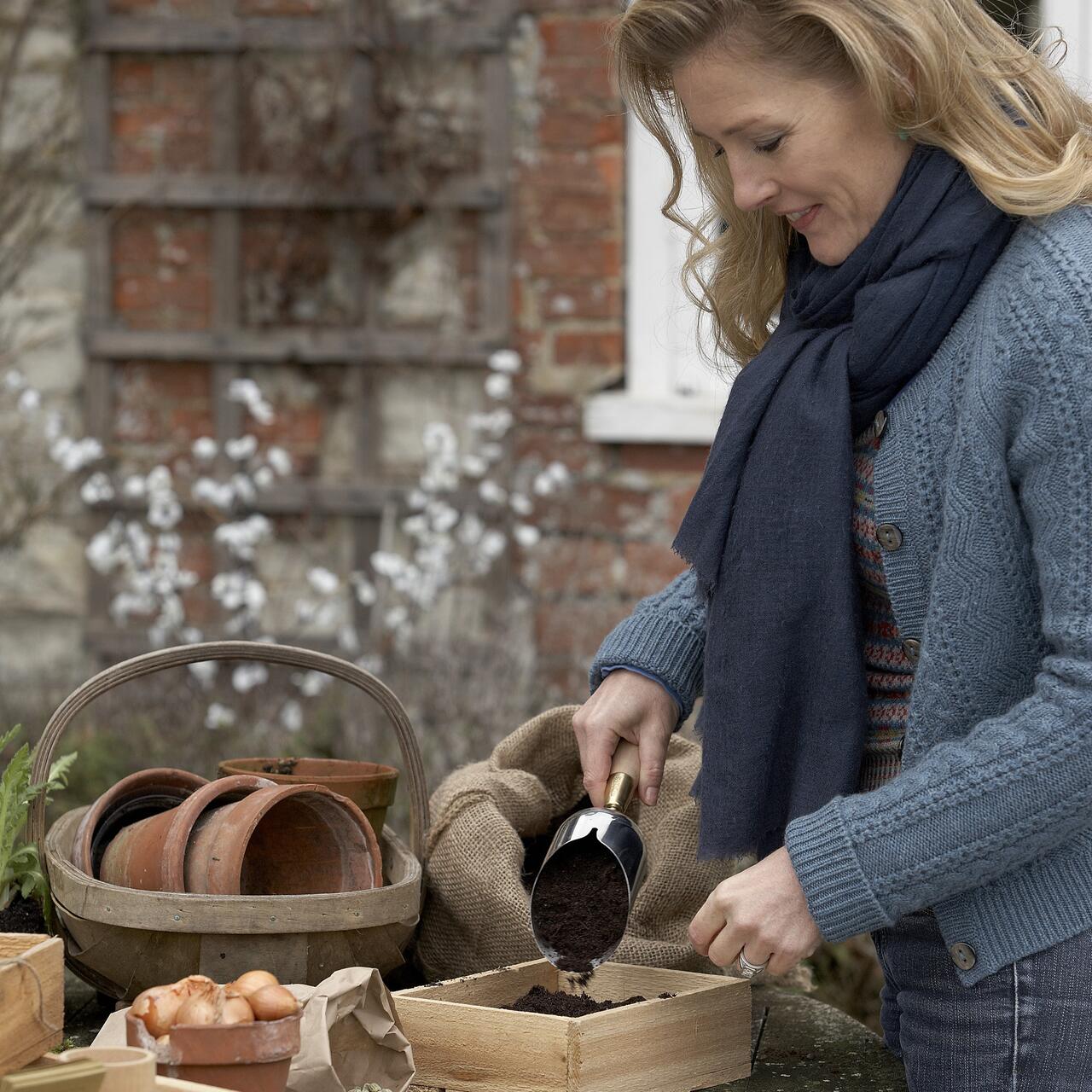 Von Frau - für Frau | Design-Gartenschaufel für Erd- und Kompost | von Sophie Conran