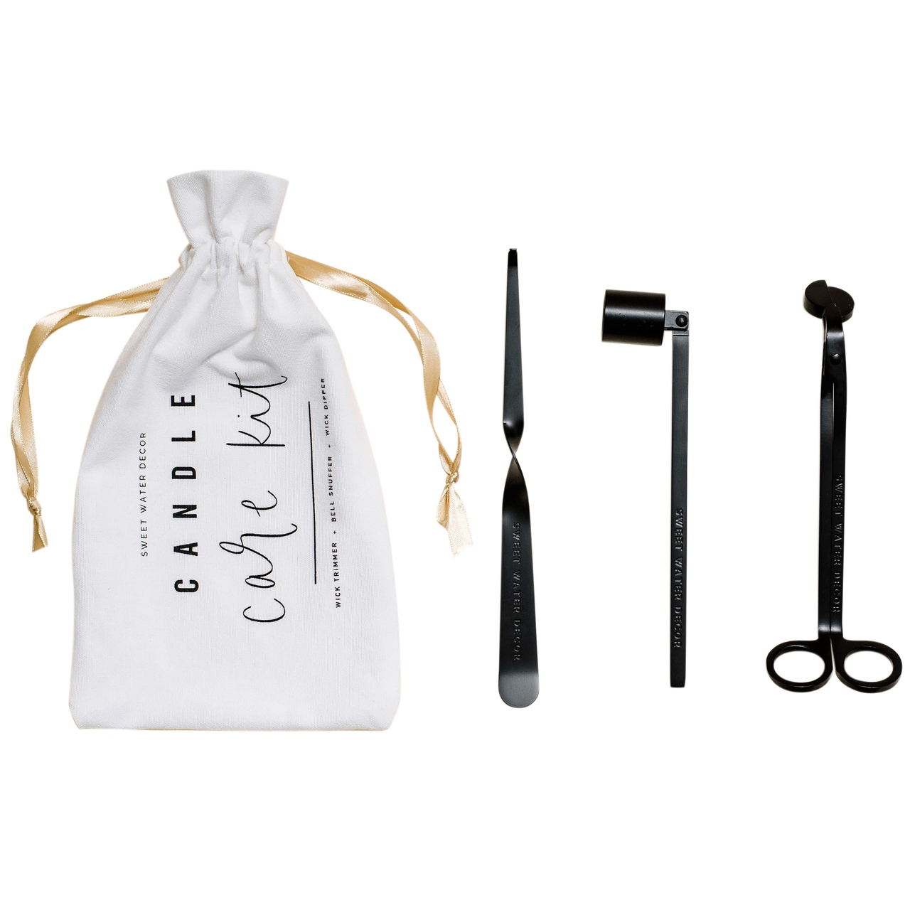 Das Kerzenpflege-Set - Candle Care Kit von Sweet Water Decor | bestehend aus einem weißen Aufbewahrungsbeutel mit Aufschrift, einem Dochttaucher, dem Kerzenlöscher und einer Dochtschere.