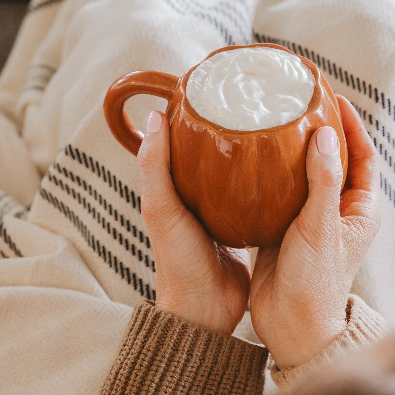 Große, die Hände wärmende Herbst-Tasse in Kürbis-Optik | Farbe Orange | spülmaschinenfest und mikrowellengeeignet