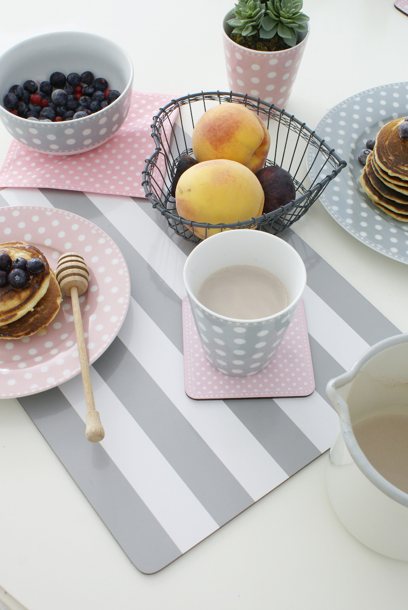 Becher und Dessertteller Punkte rosa und grau von Krasilnikoff