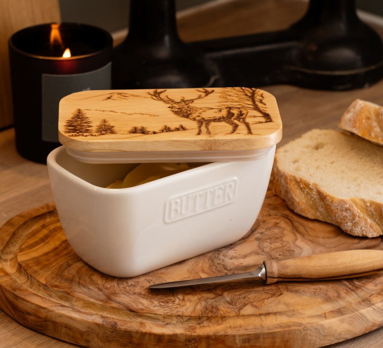 Weiße Butterdose aus Keramik mit Eichenholzdeckel | von Selbrae House, Schottland