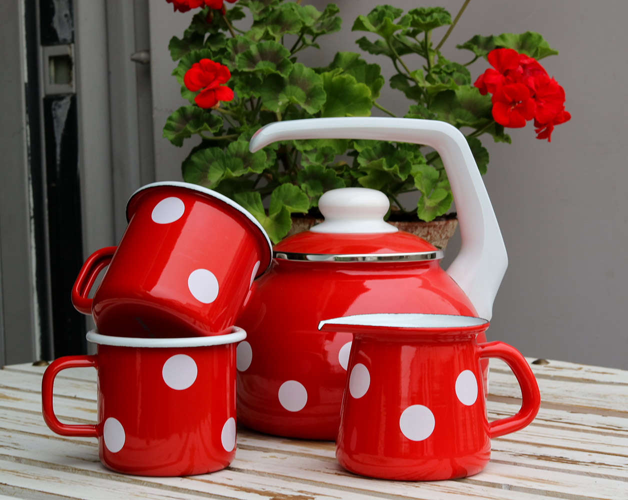 Wasserkessel, Tasse u. Kännchen