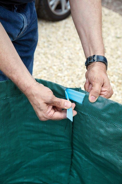 durch den Saum gezogenes Kunststoffband