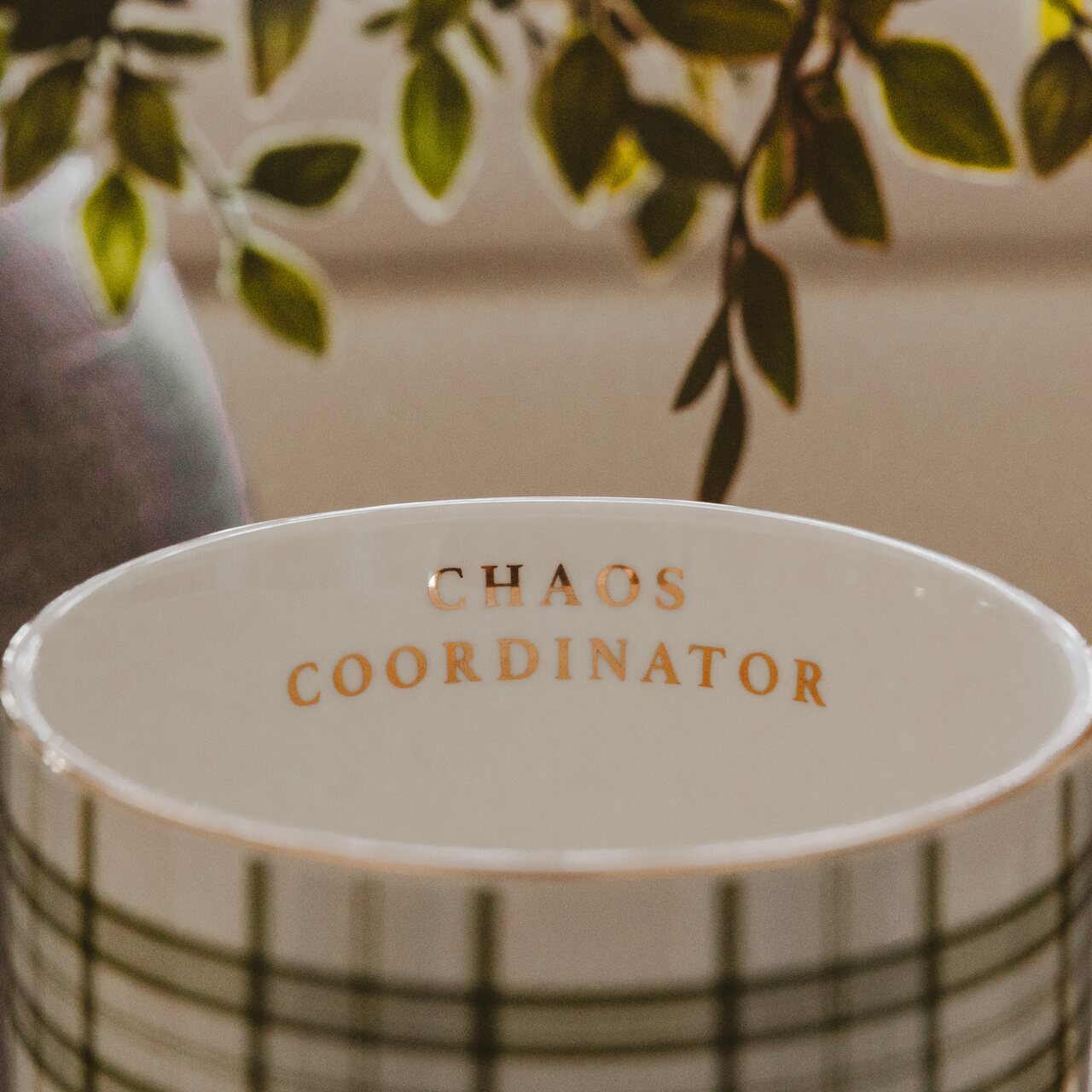Goldhenkel-Tasse von Sweet Water Decor aus den USA | Mit goldfarbenem Schriftzug "Chaos Coordinator am inneren Rand