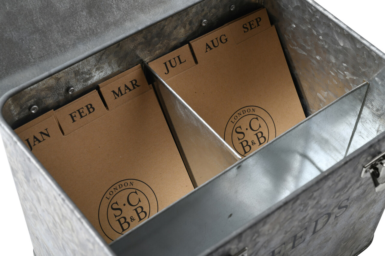 Verzinkte Sophie Conran Samentüten-Box | geöffnet - mit Monatsregigstern