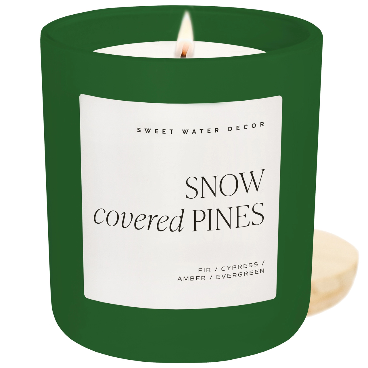 Weihnachtliche Duftkerze "Snow covered Pines" | in grünem Glas mit Holzdeckel | mit brennendem Baumwolldocht | von Sweet Water Decor, USA