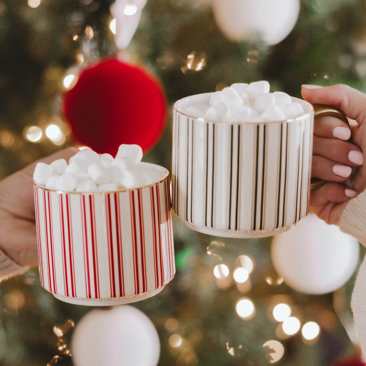 Stars der amerikanische Weihnachtsfeste: Zuckerstangen-Weihnachtstassen in rot-weiß und grün-weiß | von Sweet Water Decor, aus den USA.