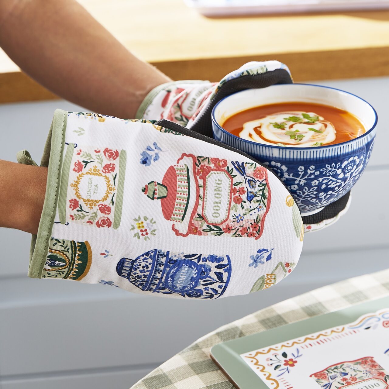 Topfhandschuhe u. Platzset Teadosen (eine Ecke davon) | von Ulster Weavers