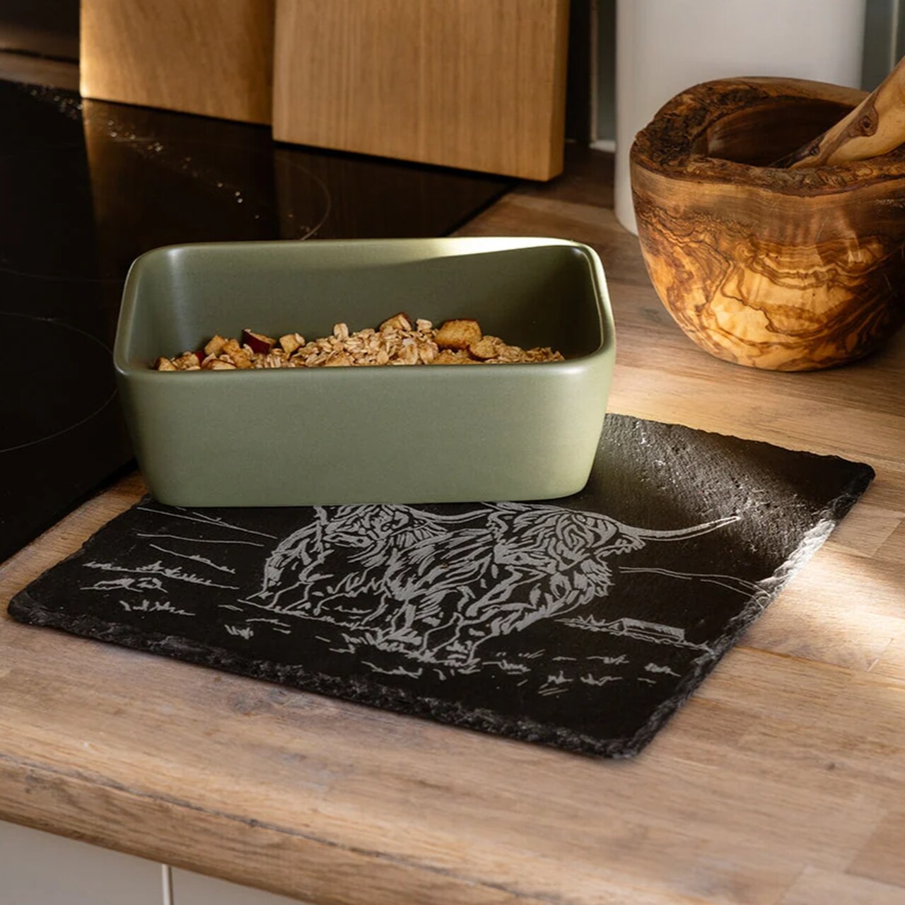 Quadratischer Topfuntersetzer aus Schiefer, 25 x 25 cm | Design Highland Cow - idyllisch, mit Bergen im Hintergrund | Accessoire für Küche und Tisch | von Selbrae House, aus Schottland