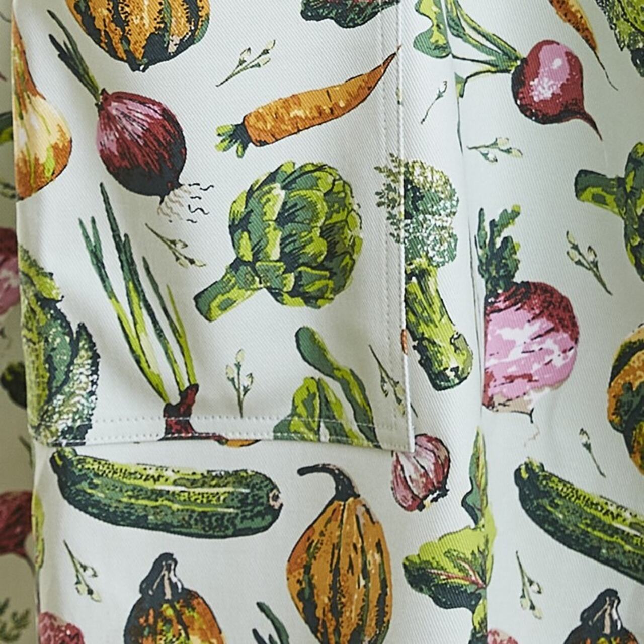 Historische Gemüseillustrationen auf einer Baumwollschürze | Farm-to-Table-Stil