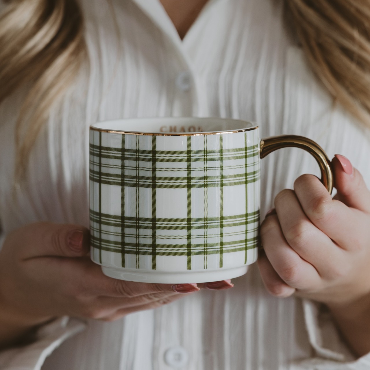Goldhenkel-Tasse | Fine Bone China | mit klassischem Karomuster (Hellblau - Grün) | mit goldfarbenem Schriftzug "Chaos Coordinator am inneren Rand und Echtgold-Akzenten an Rand und Dekor.