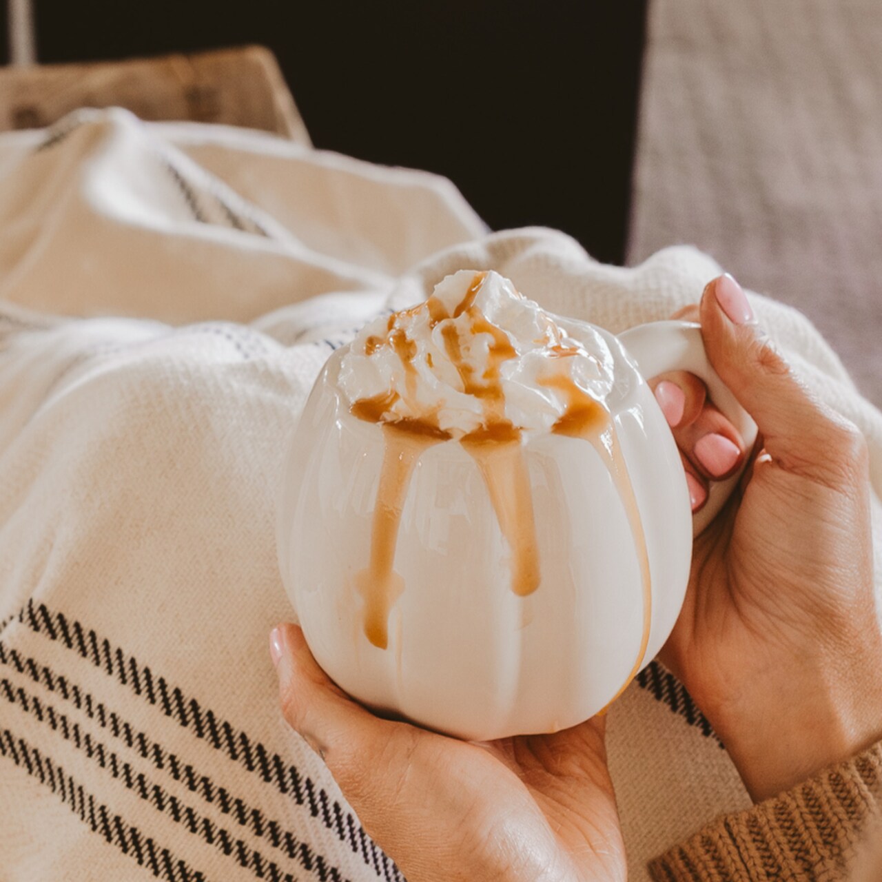 Stilvolle cremefarbene Kürbistasse | für warme Gemütlichkeit an einem kühlen Herbsttag