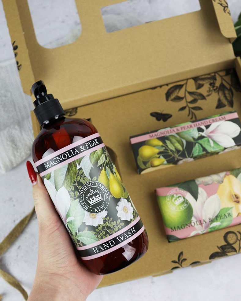 Kew Gardens Handpflege-Set | Magnolie & Birne | 500 ml Flüssigseife, 240 g Seifenstück, Handcreme