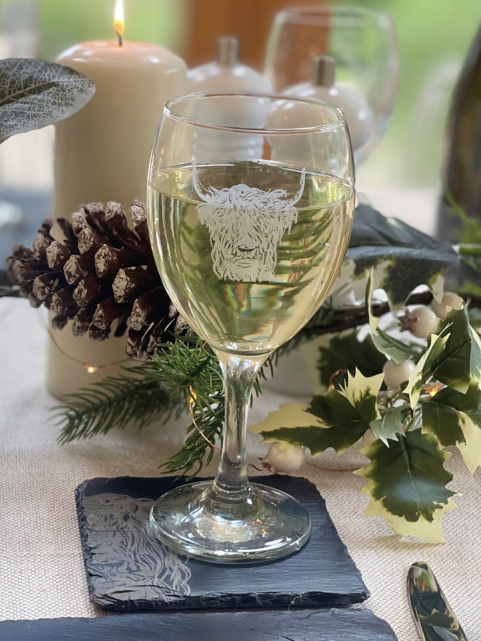 Wein-/Wasserglas Highland Cow mit Schieferuntersetzer