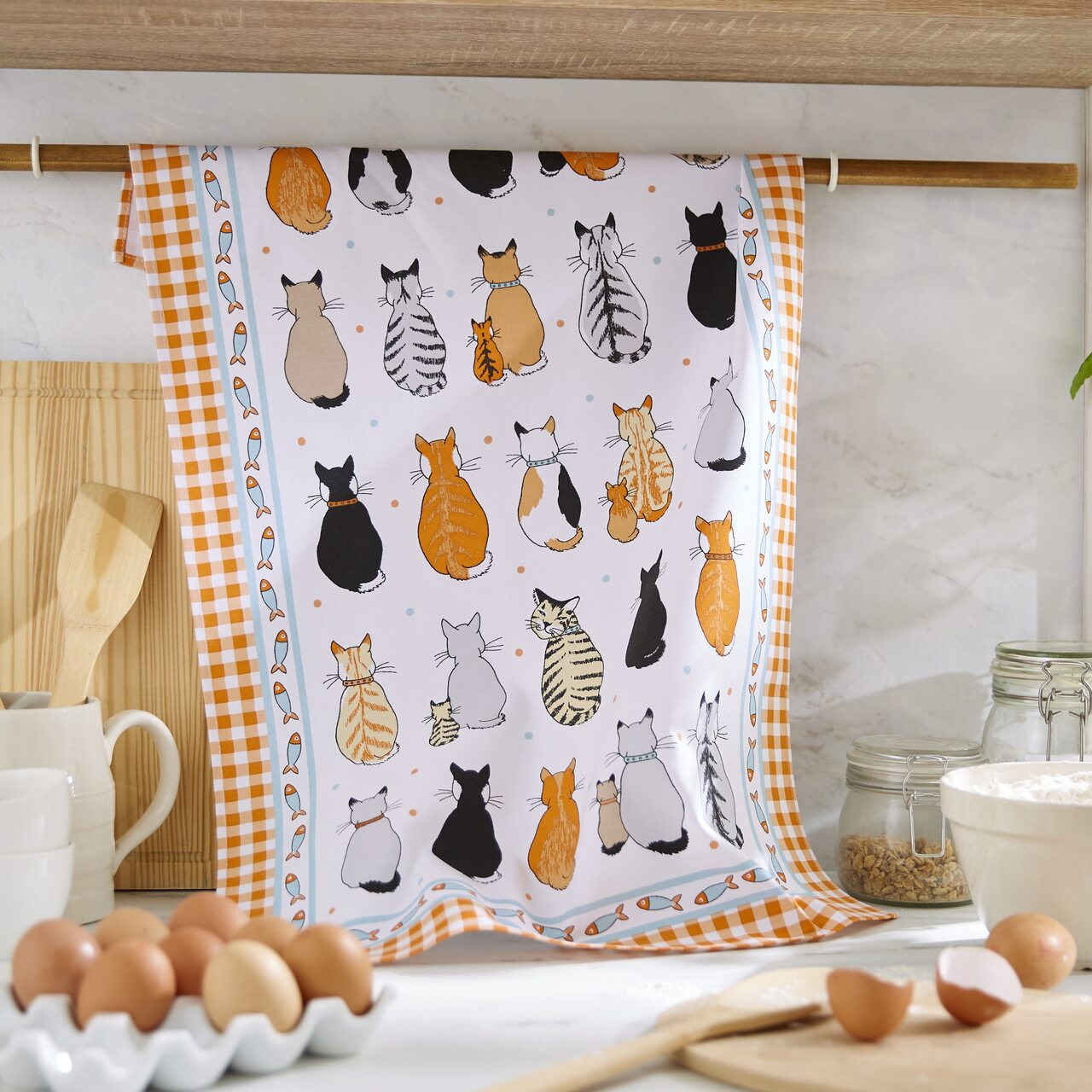 Cats in Waiting - Wartende Katzen Küchentuch von Ulster Weavers mit Katzenillustrationen, buntem Punktemuster und einem Rand aus Landhaus-Karos | dekorativ in der Küche an einer Stange aufgehängt