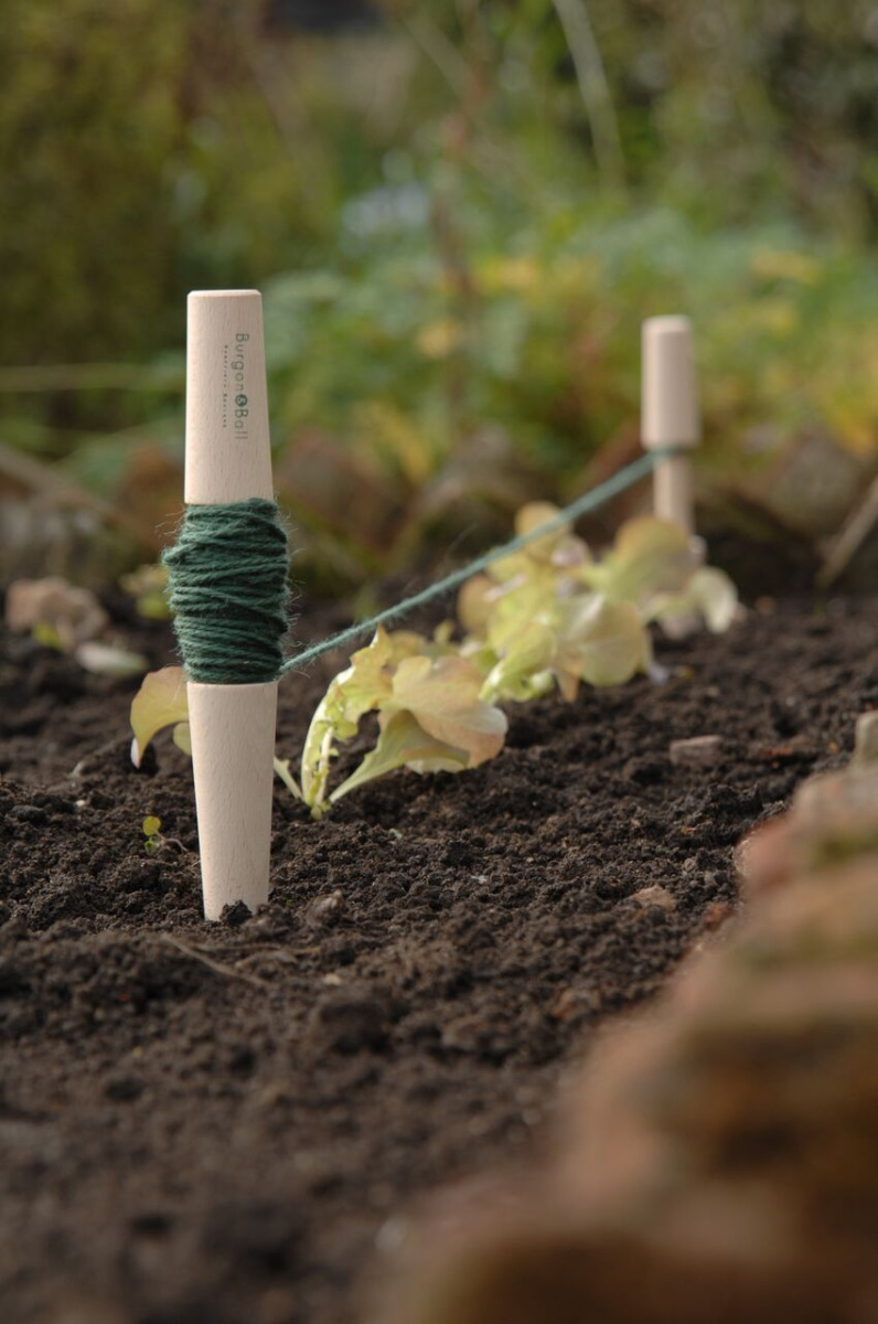 10 m Juteschnur zwischen zwei Holzstäben