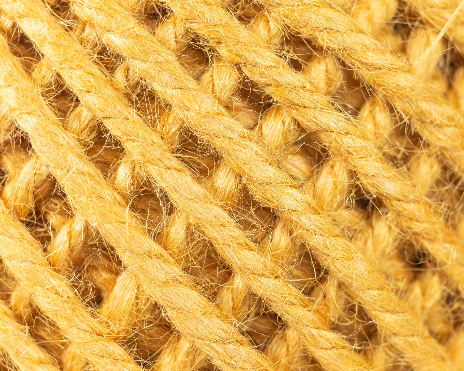 Die Struktur des dicken Juteballs - hier Senffarben