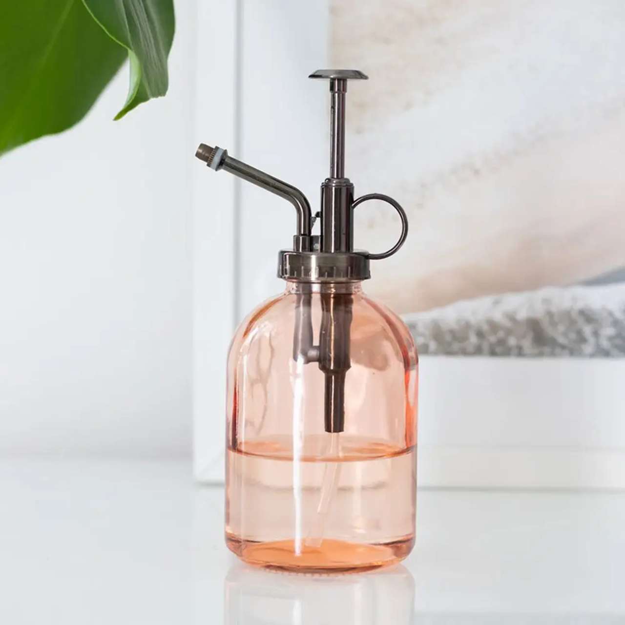 Eleganter Pflanzensprüher aus rosa Glas | mit dunkler Vintage Metallpumpe | Für Zimmerpflanzen