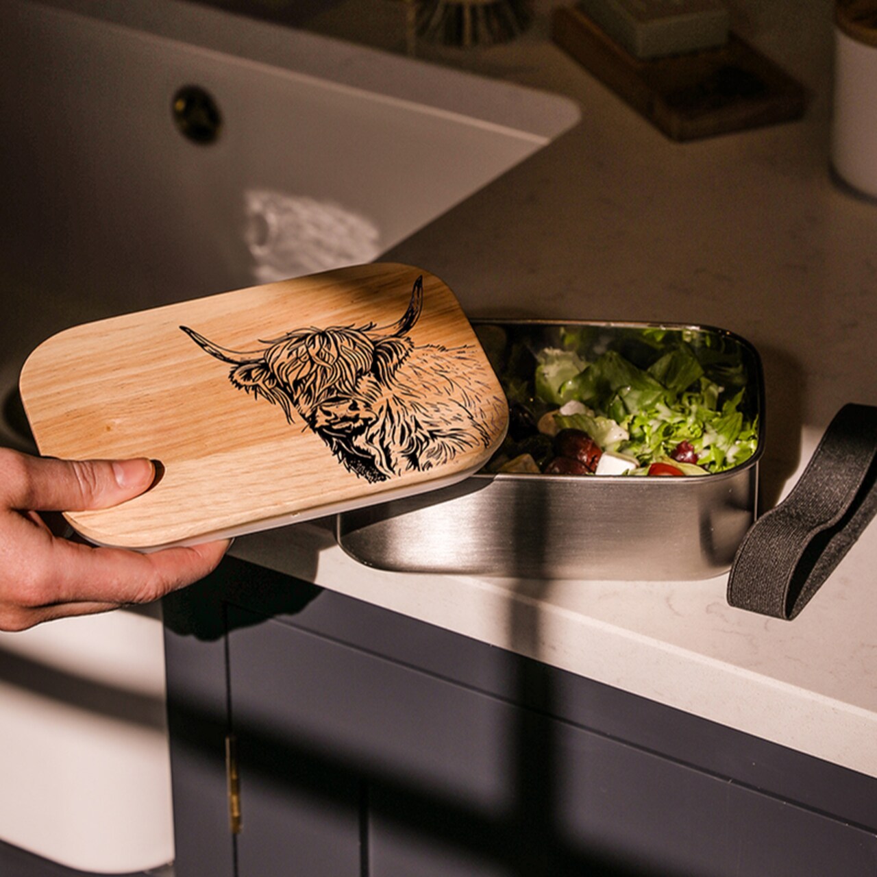 Lunchbox aus Edelstahl mit Deckel aus Eichenholz | Motiv Highland Cow
