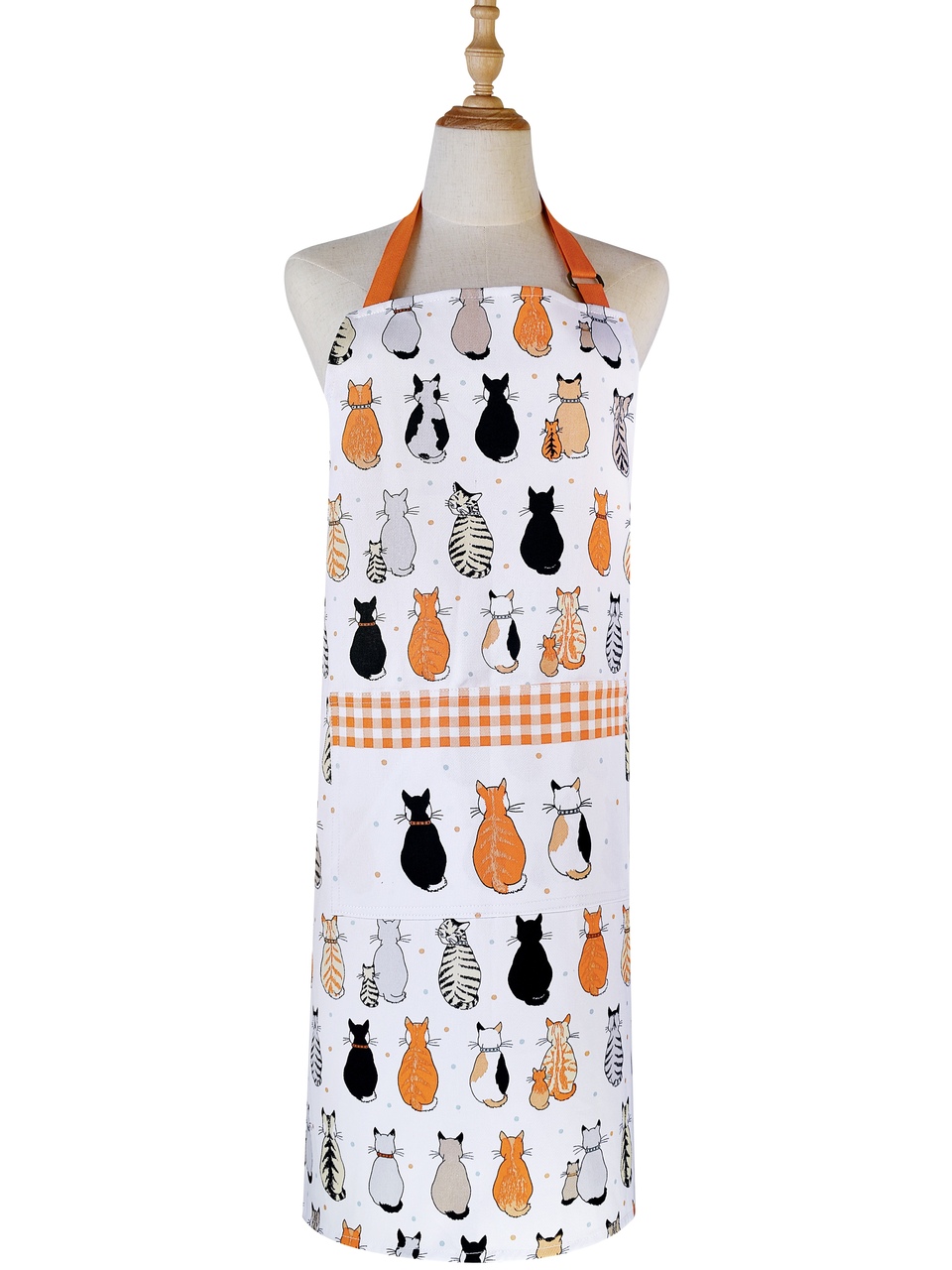 Baumwollschürze von Ulster Weavers - geduldig wartenden Katzen in Orange, Grau und in Schwarz-Weiß, mit eingerollten Schwänzen und mit dem Rücken zur Kamera - mit weichen, mehrfarbigen Punkten im Hintergrund und die Landhaus-Karos am oberen Taschenrand