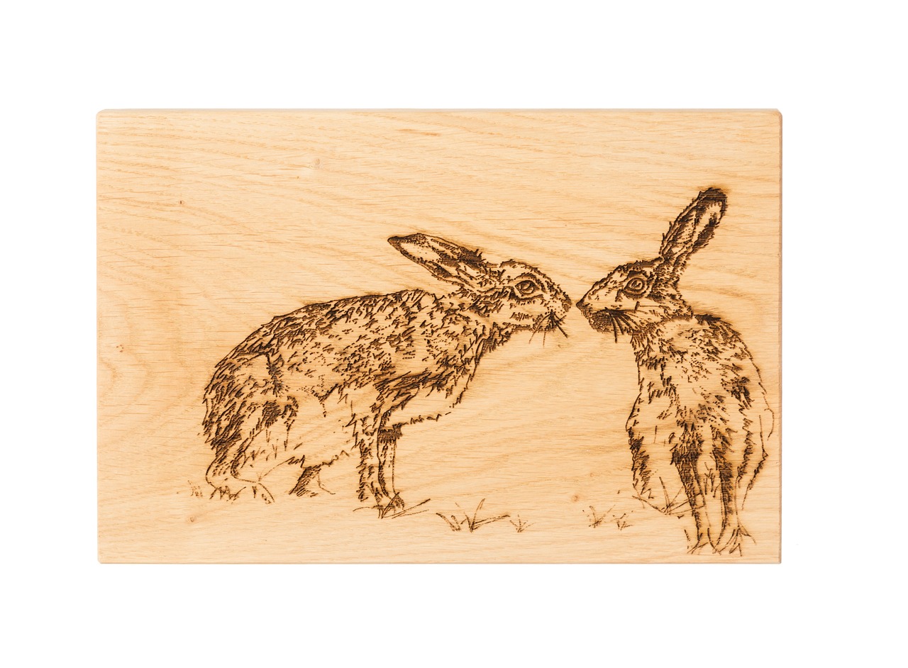 Schneide- & Servierbrett aus Eiche mit Motiv 'Kisssing Hares'