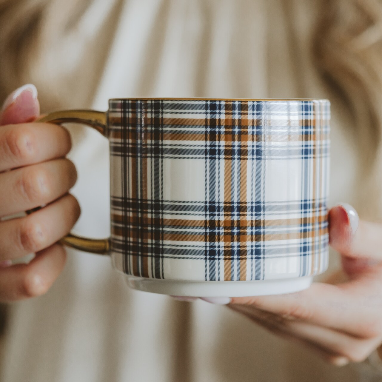 Goldhenkel-Herbstasse aus Fine Bone China Porzellan | mit marineblau-orangefarbenem Plaid-Muster (Karos)