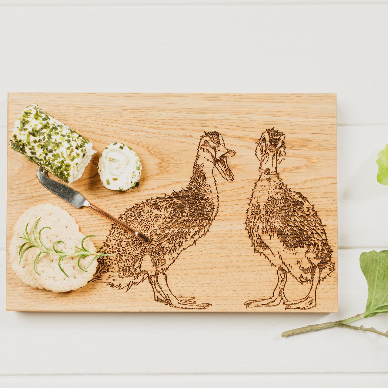 Servierbrett aus Eiche mit Motiv Quakende Enten